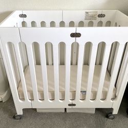 mini crib - portable with attachable changing table
