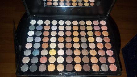 Eye shadow palette