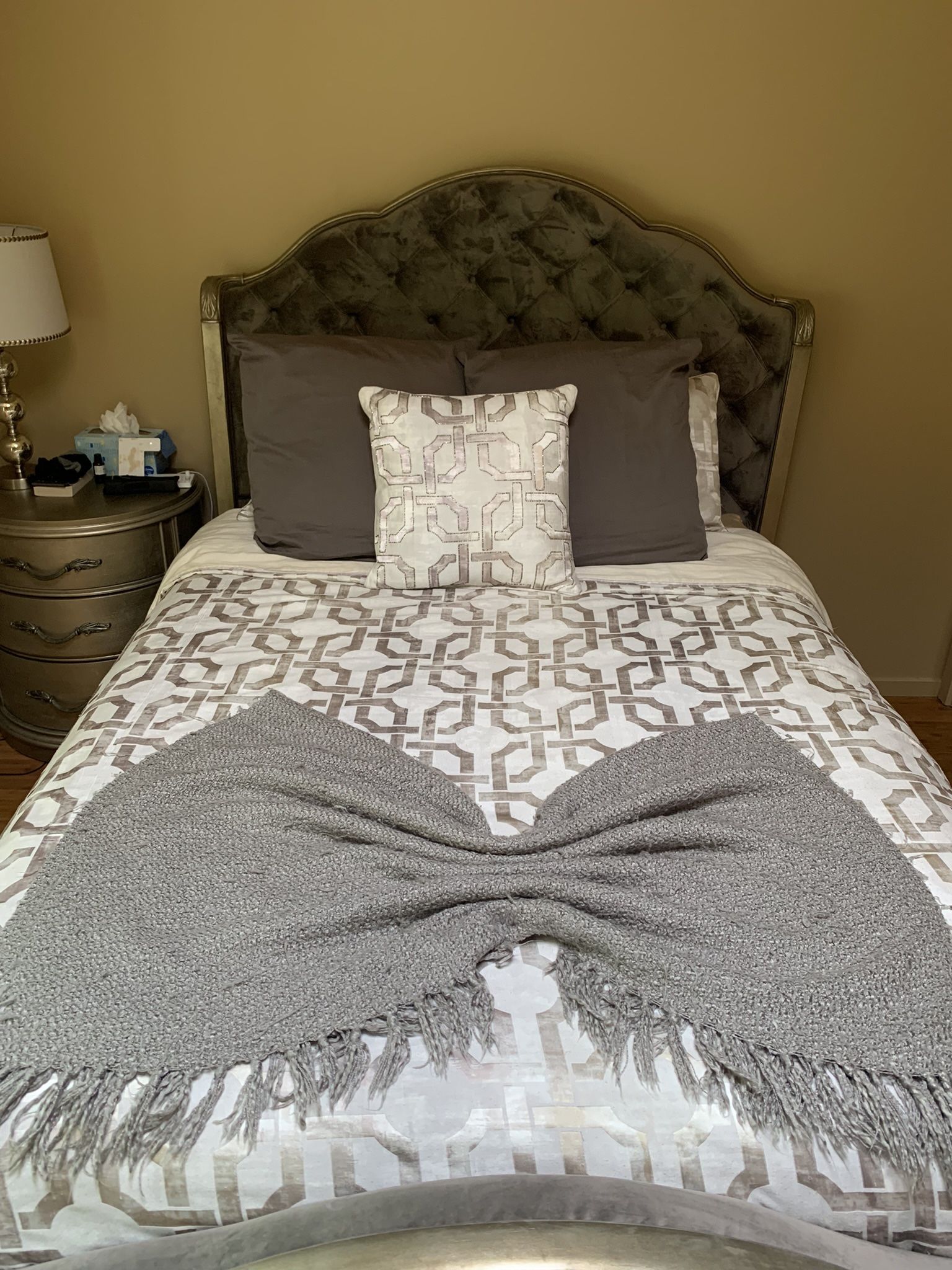 Queen Size Bed Set – Includes Mattress, Box Spring, 2 Nightstands & 2 Lamps