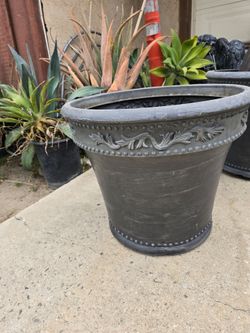 BLACK RESIN PLANTER
