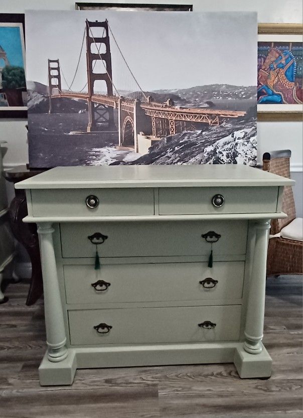 Dresser/ Chest Of Drawers