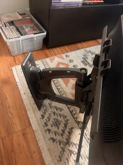 Swiveling TV wall mount