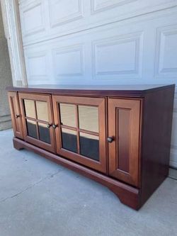 Hard Wood 60 inch TV Stand
Dimensions:54”(W)x17”(D)x25”(H)—
In good condition—
Great working
Located in North Fontana