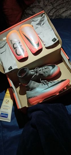 Cr7 soccer shoes with knee guards kit