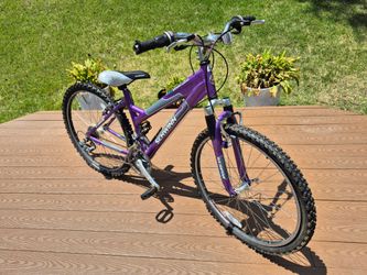 Schwinn Siro youth mountain bike.