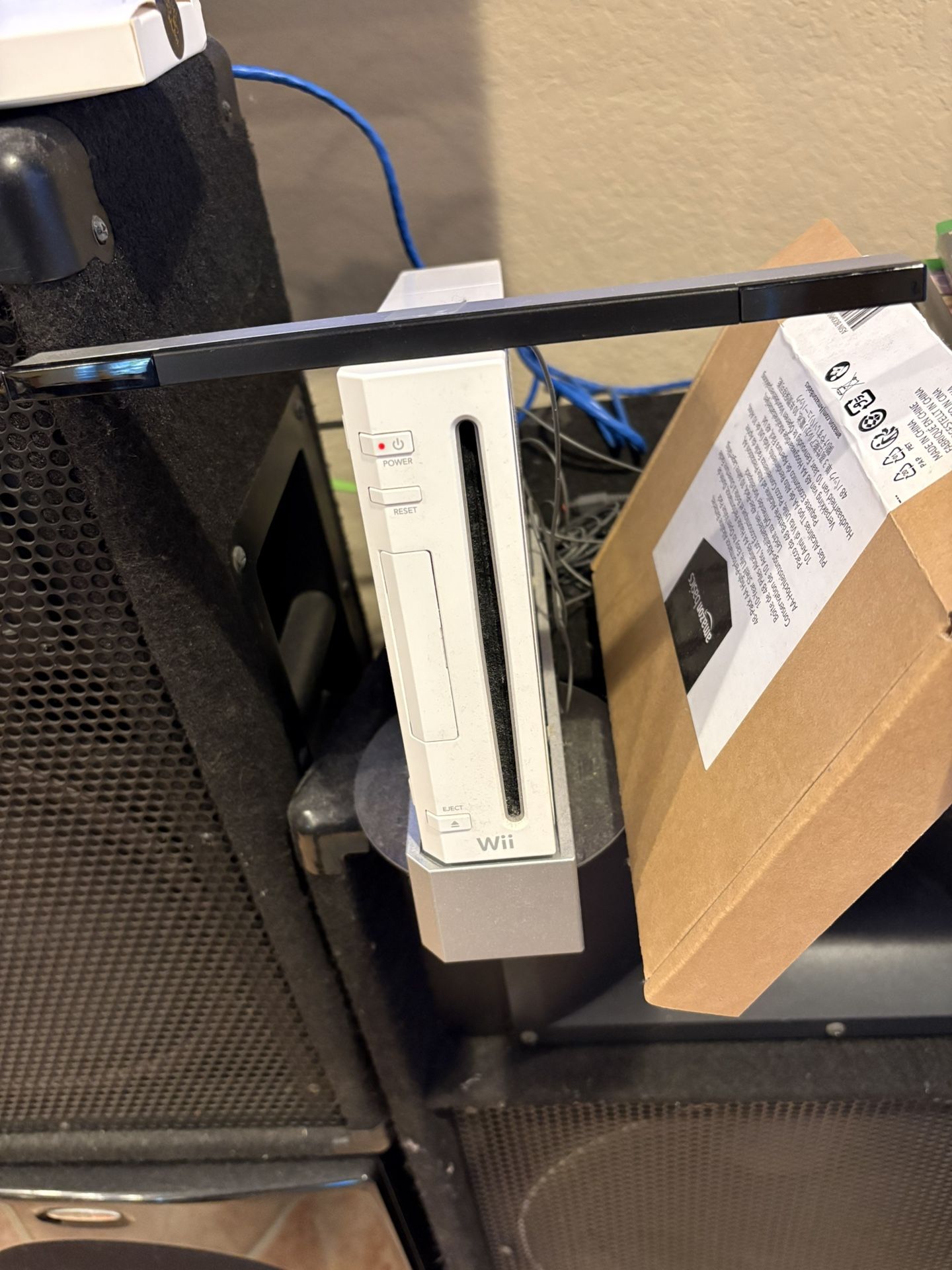 Complete rarely used Nintendo Wii system with 26 games in DVD case, it can play backup games.