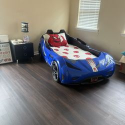 Car themed Twin Bed with mattress, artwork, lamp!