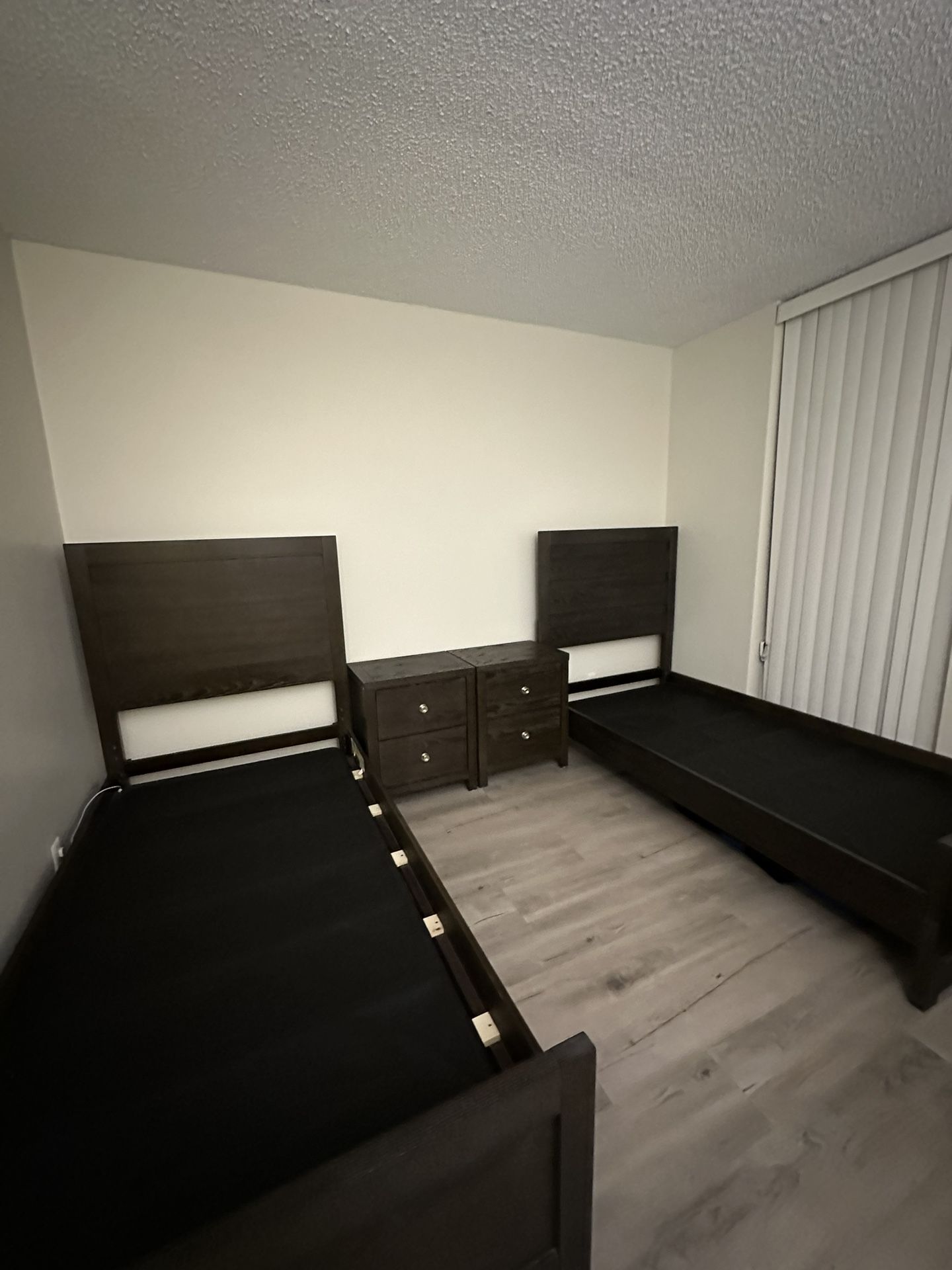 ποΈ Twin Bed Set with Matching Nightstand β Excellent Condition