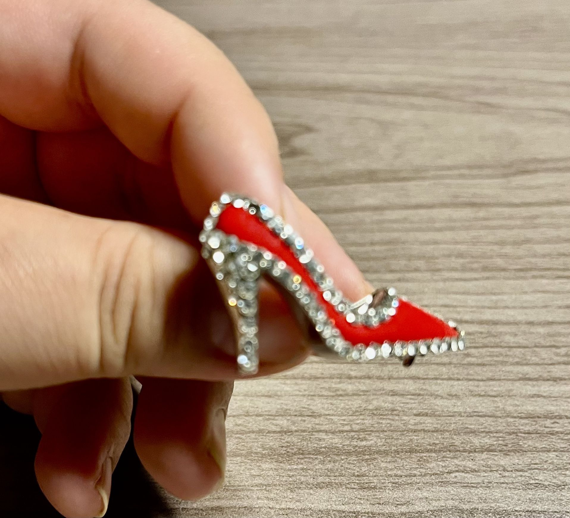 High heeled brooch.blinged out. Make me an offer I can’t refuse. As is. No returns. Make me an offer I can’t refuse. Please feel free to ask me any qu