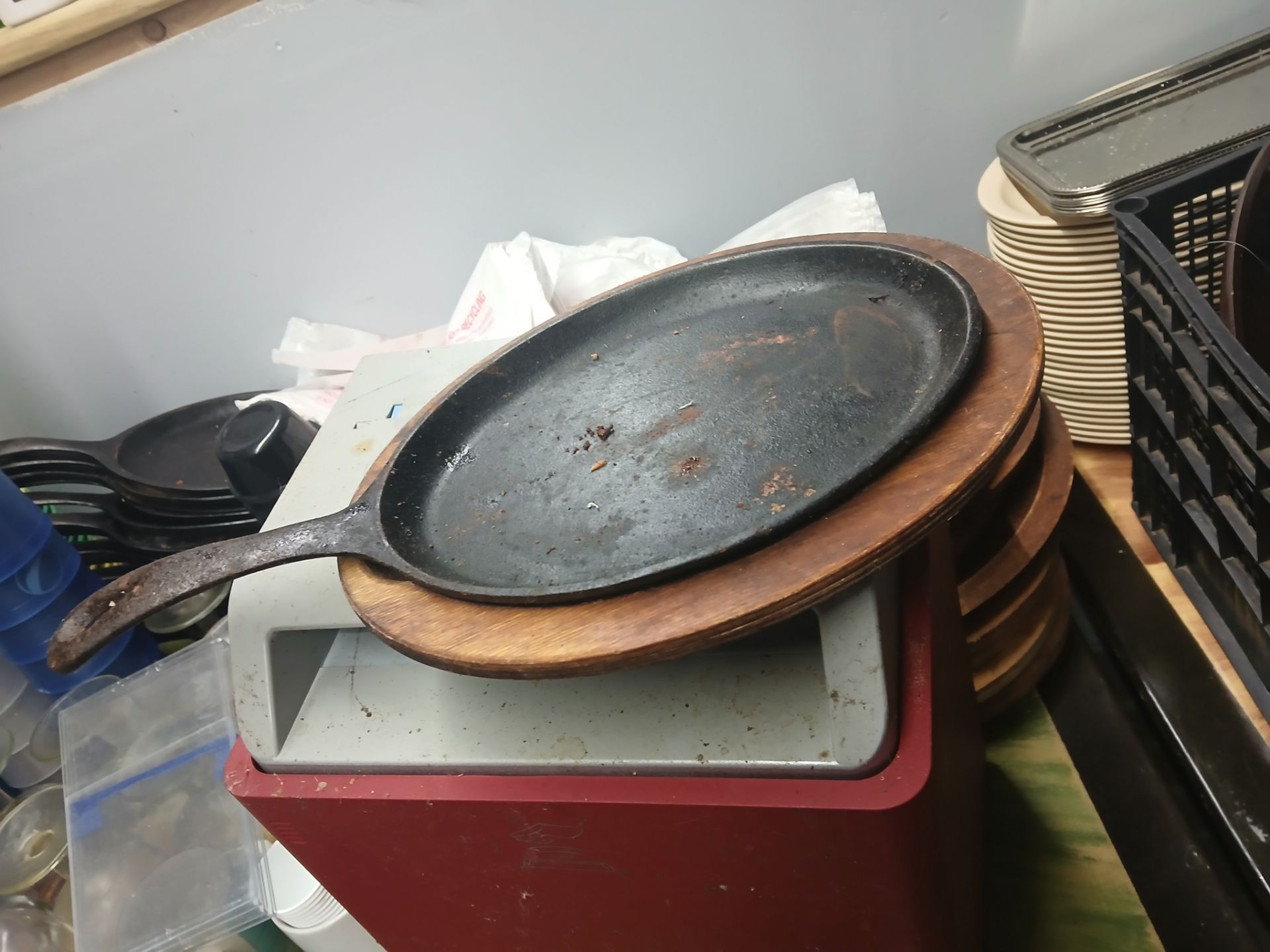 Cast iron fajita skillet and wooden serving trays