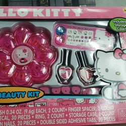 BRAND NEW HELLO KITTY BEAUTY KIT