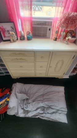 Baby's r us dresser