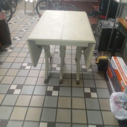 3 leg leaf table.