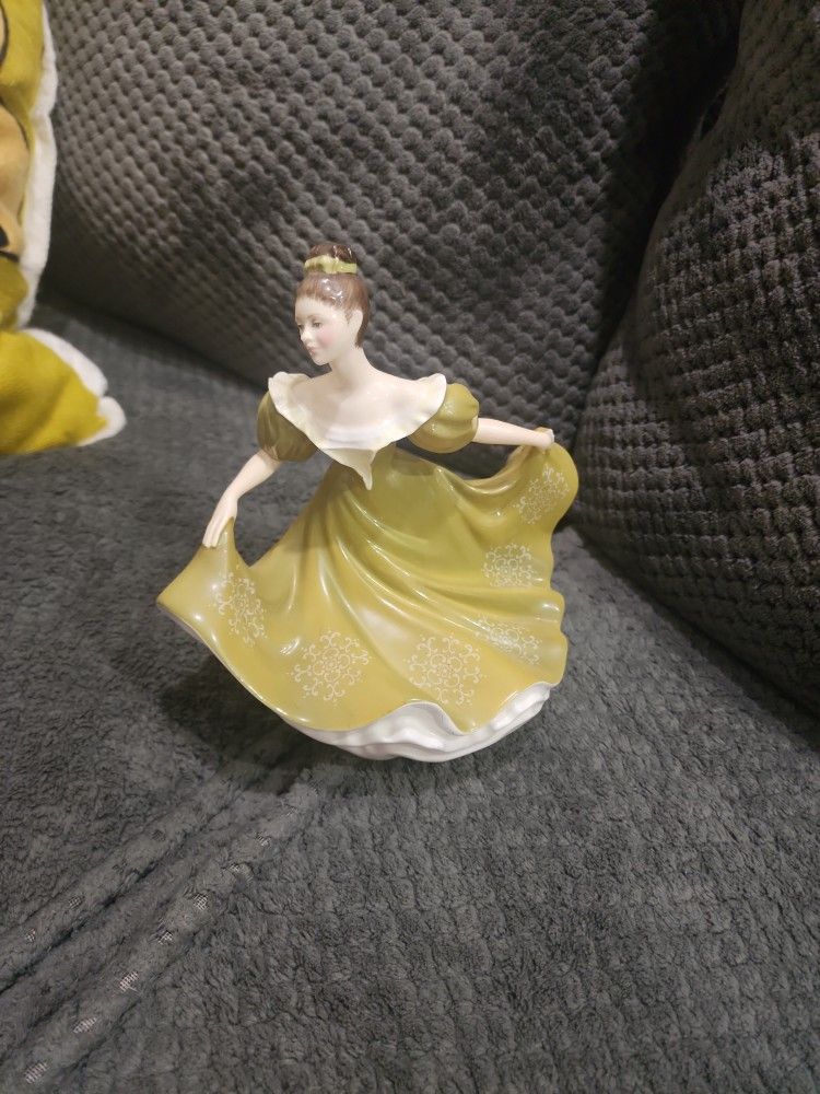 Wonderful Vintage 7" Dancing Lady Figurine "Lynne" HN2329 Royal Doulton England