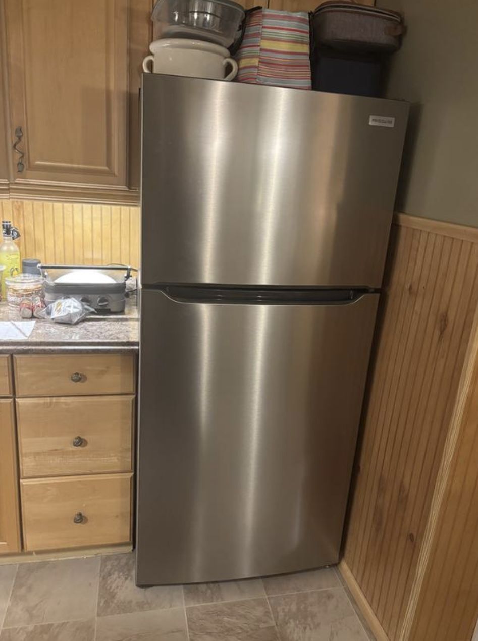 Garage Ready Top Freezer Refrigerator in Stainless Steel