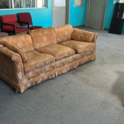 FREE Couch Sofa 🛋️ 