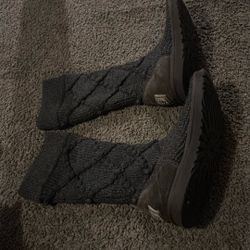 Knitted Comfy Uggs Size 8