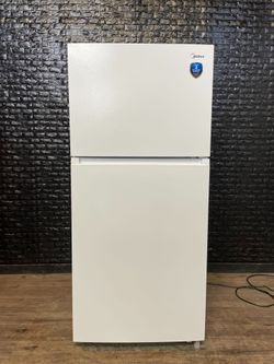 MIDEA TOP FREEZER REFRIGERATOR w/WARRANTY! R2458A