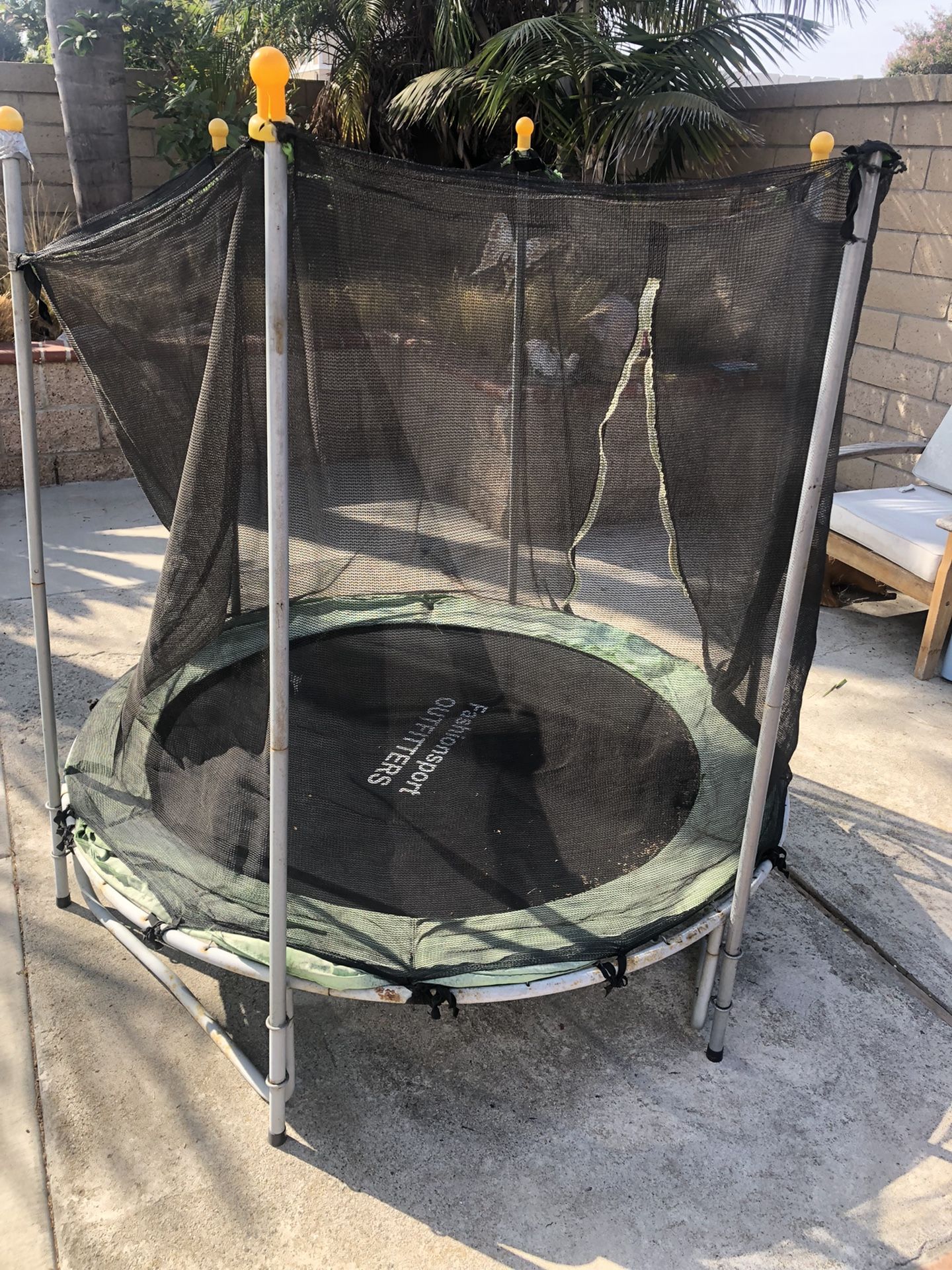  (5.5 Feet Across) Trampoline Medium Size With Safety Net - Black trampoline part is like new and bounces perfect 👍🏻 👌🏼