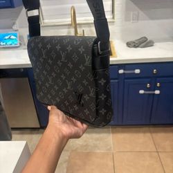 Louis Vuitton (AUTHENTIC)