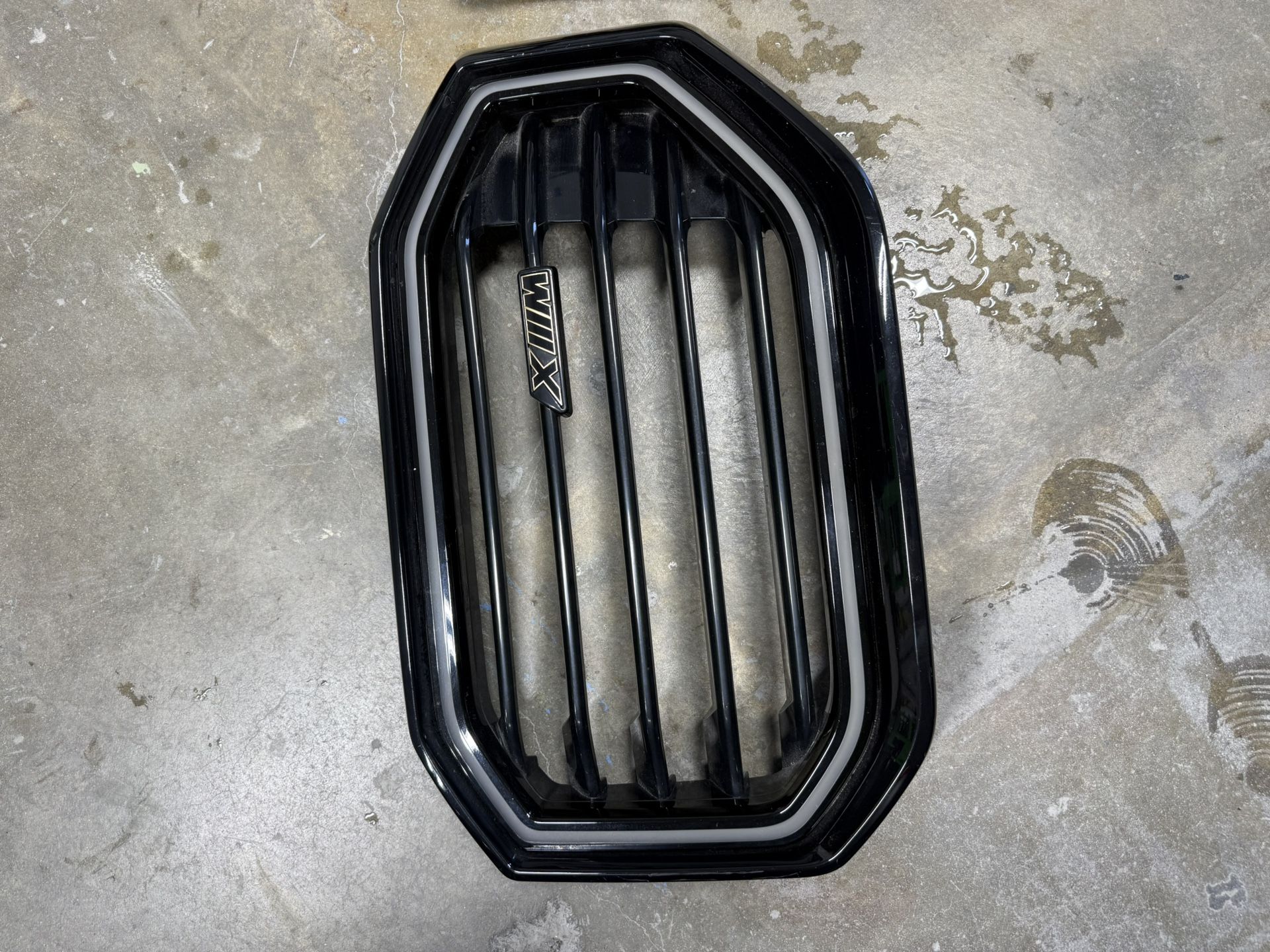 OEM Left and Right Upper Grille For 2023-2025 BMW XM 51-13-9-882-979 USED LIKE NEW