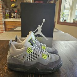 Jordan Size 9 Retro 4 SE Neon