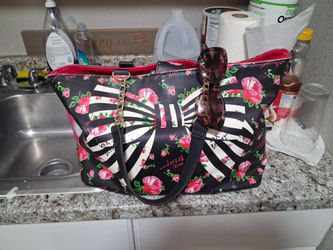 2pc ladies Hand & tote purses with sun glasses