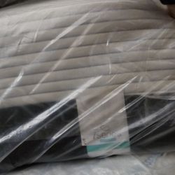 Queen New Serta Icomfort 1000 Hybrid Mattress
