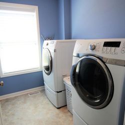 Samsung Front Load Washer & Dryer With Stands 