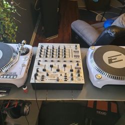  2 Epsilon Direct Drive Turntables Djt 1300 USB and the mixer