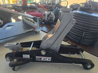 Low profile floor jack