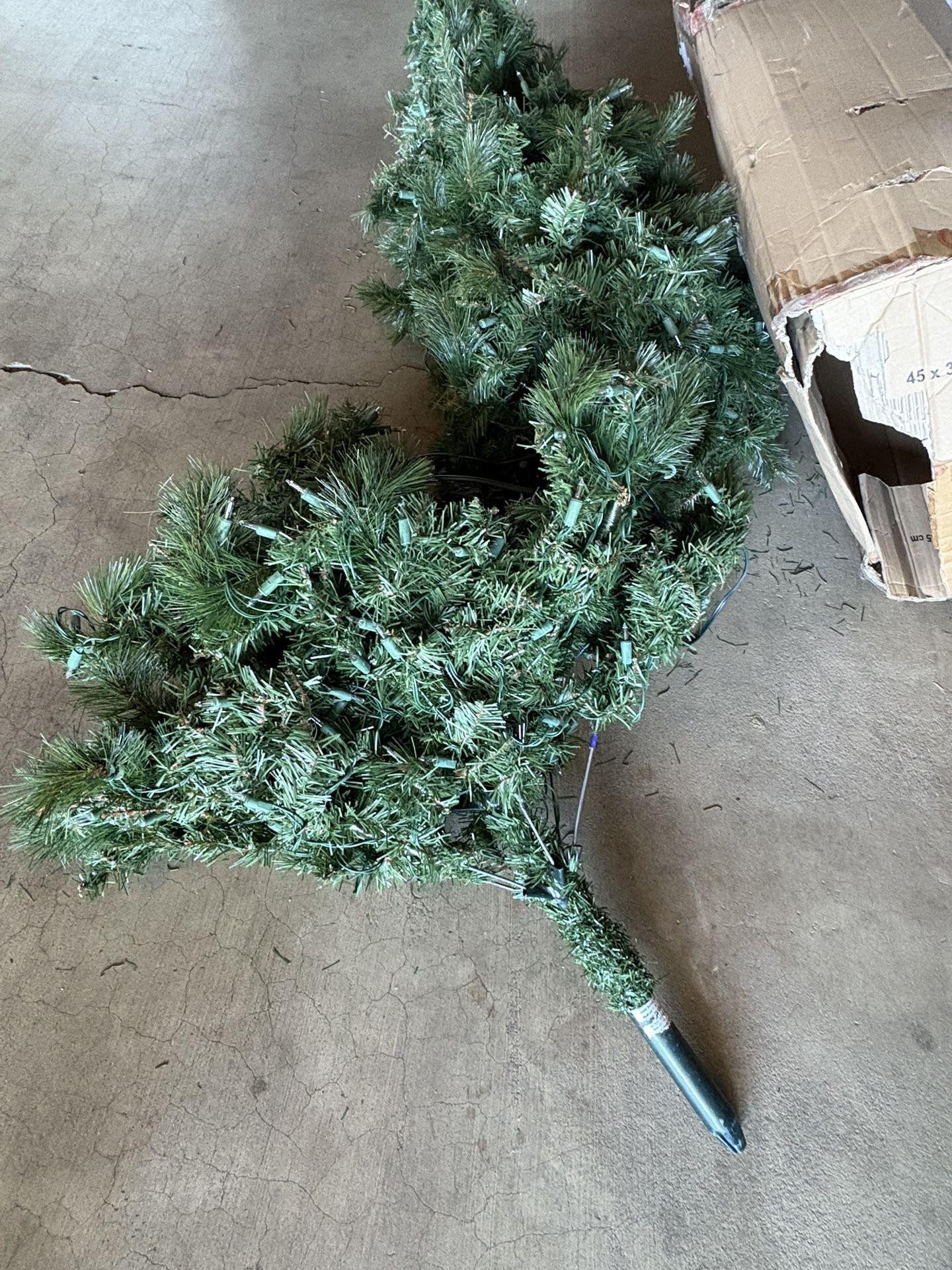 Tree Mediano  It has no base, the lights do not turn on