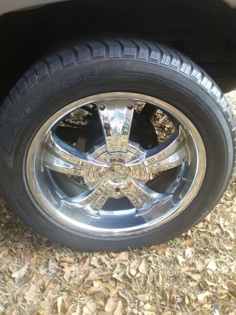 4 U2 20 in wheels and tires, only 1 center cap , great rubber was on 97 cherokee or explorer but has universal lug pattern