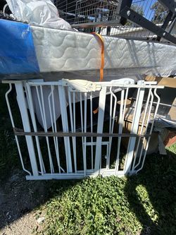 Regalo baby gate with dog door