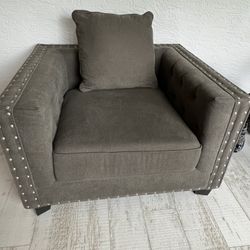 Beautiful Oversized  Chair - Like New 