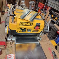 DeWalt DW735 13" Planer w/Wixey digital readout