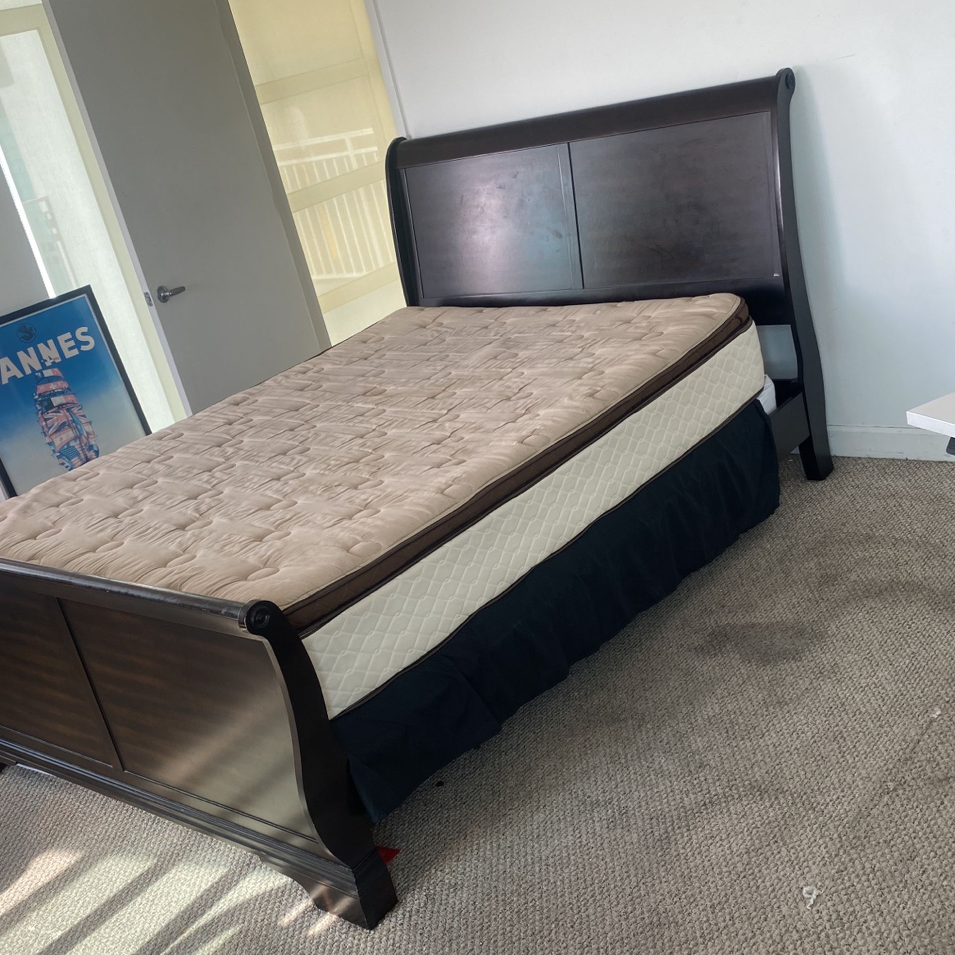 $250 Queen Size bed And Mattress, Box spring “No bugs “:)