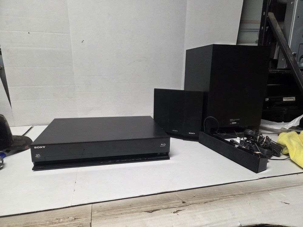 Sony HBD -E570 Dvd Blu Ray Player Surround sound.