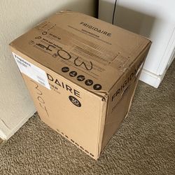 Frigidaire FAD301NWD dehumidifier New