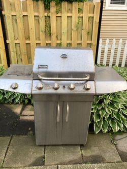 Aussi gas grill including tank