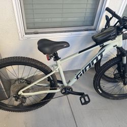 2 GIANT Mountain bikes