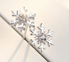 Yin Qianhui New Chinese-style six-pointed star snowflake ear bone stud shining zircon inlaid simple edelweiss niche design high-end sense ear hole for