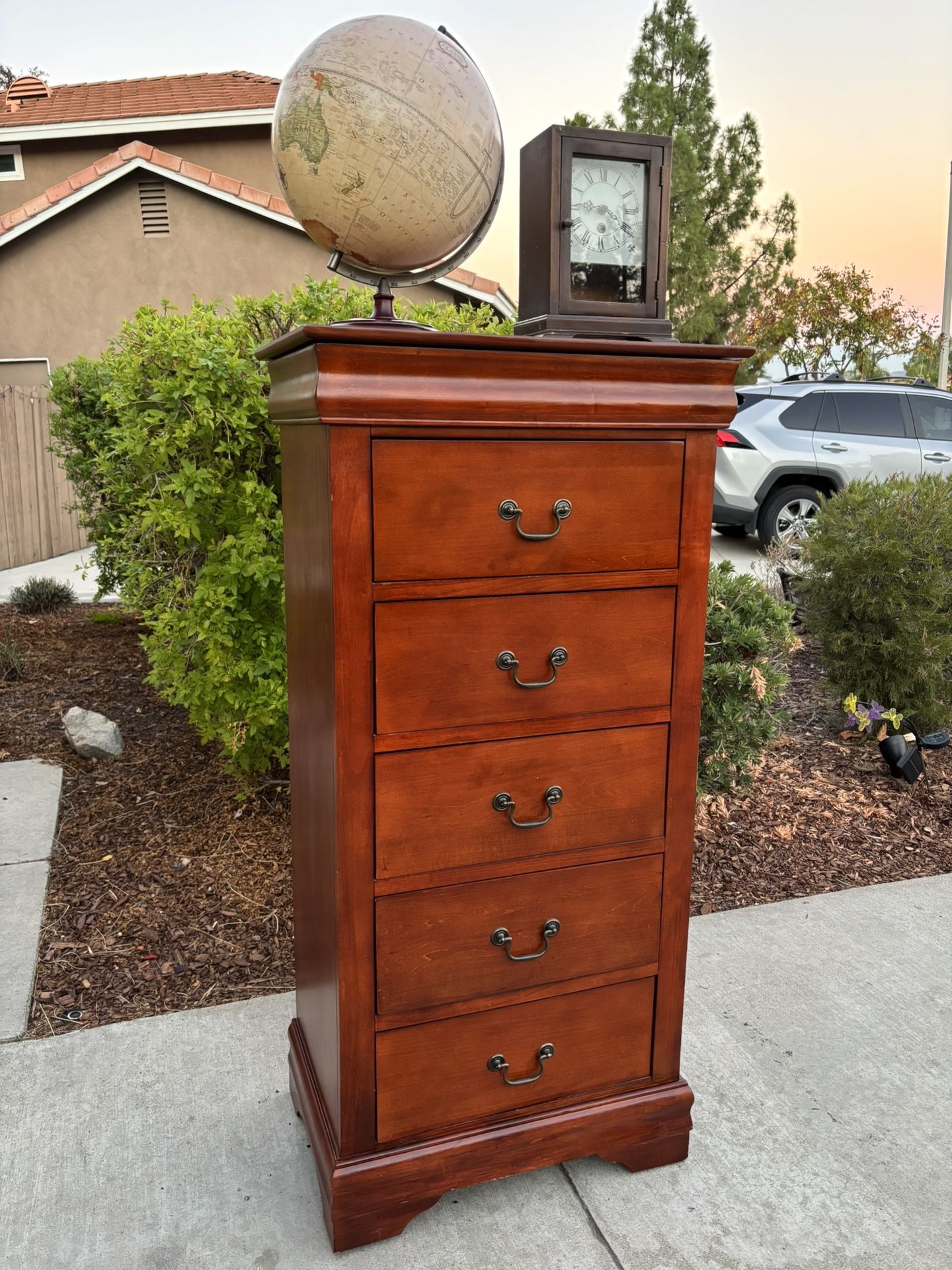 Solid Wood 5 Drawer Dresser Chest of Drawers Vanity Furniture Great Condition