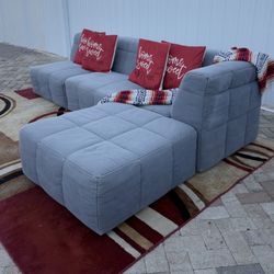 Beautiful and modern sectional sofa type L, in excellent condition. PB teen brand. Delivery available for an additional cost. Price $300. 