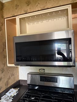 Samsung - Bespoke 2.1 Cu. Ft. Over-the-Range Microwave with Sensor Cooking and Edge to Edge Glass Display - Stainless Steel