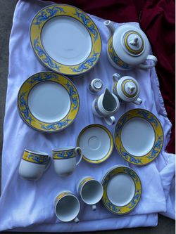 Dinnerware set ( vista alegre)