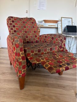 Comfy & Fully Functional Patterned Recliner – Great Value!