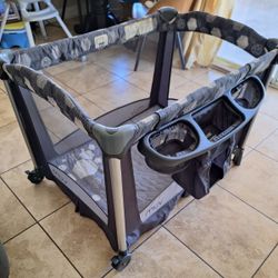 Playard with full-size bassinet and changing Station