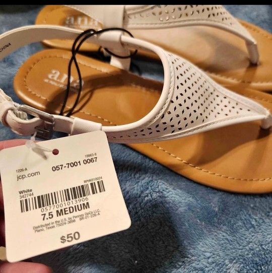 A.n.a Sabrina Womens T-Strap Flat Panels