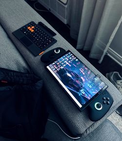 ONEXPLAYER X1 MINI RYZEN 8840U 32GB RAM 2TB